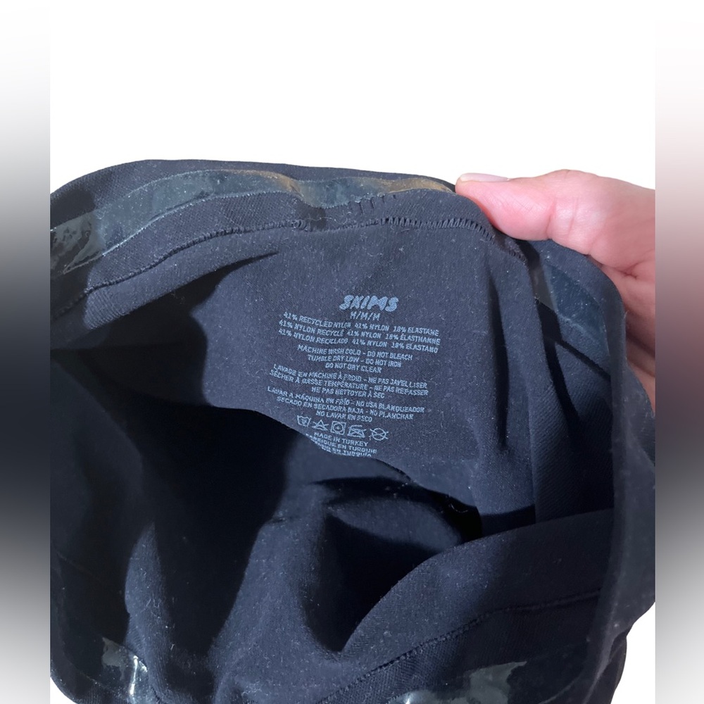 Skims Sculpt Mid Thigh Short in Black - Size Medium - Picture 3 of 3